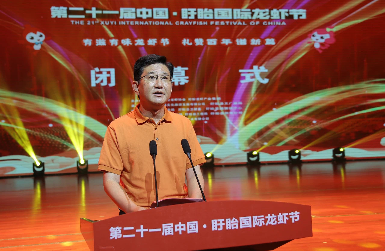 龍蝦節(jié)組委會主任、縣委副書記、縣長孫志標致辭_副本.jpg